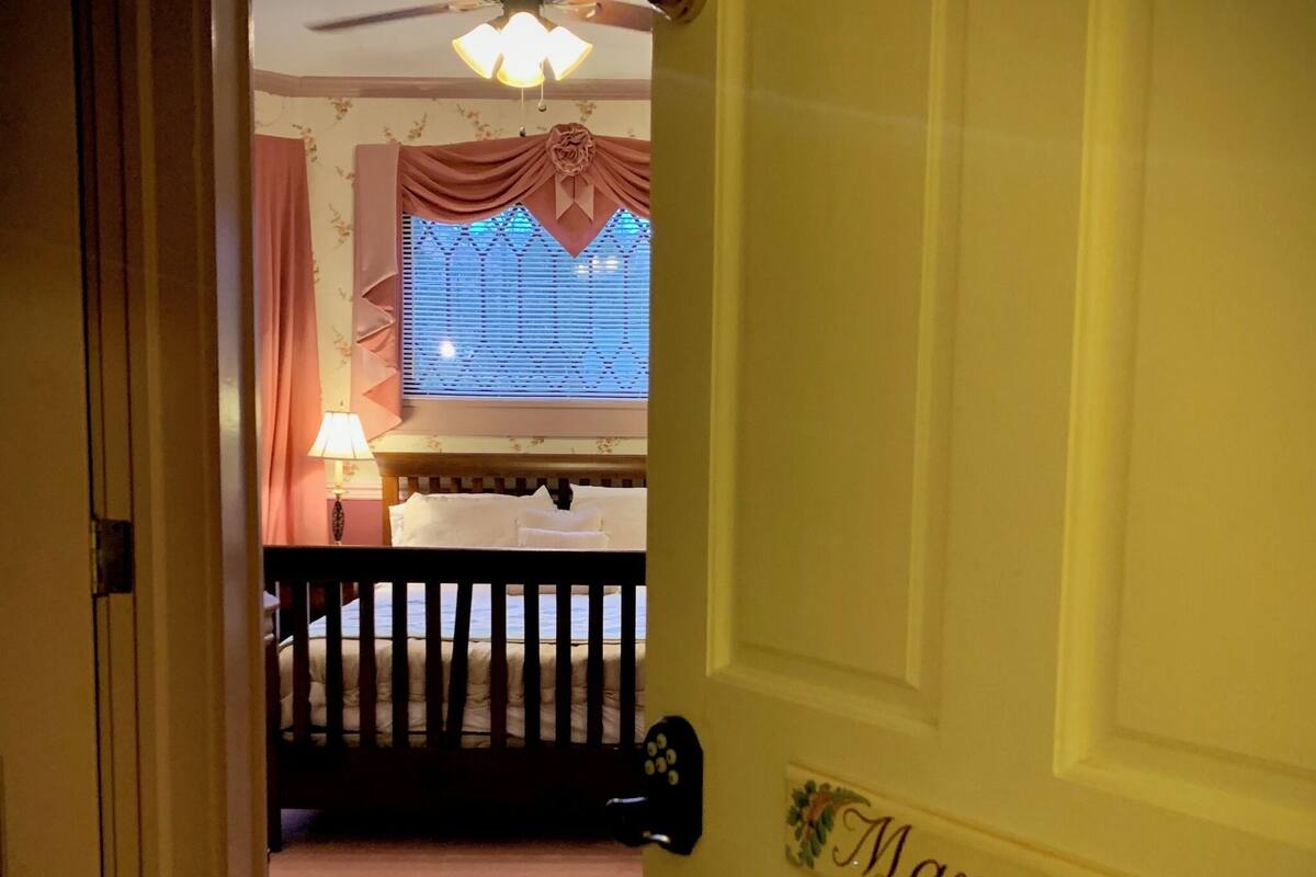 Habitación estándar (The Mary Lu Room) | Tabla de planchar con plancha, wifi gratis, ropa de cama