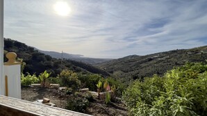 A view of a mountainous landscape with a clear sky and sunlight. - Villa Paco by At Home Costa del Sol (Torrox)