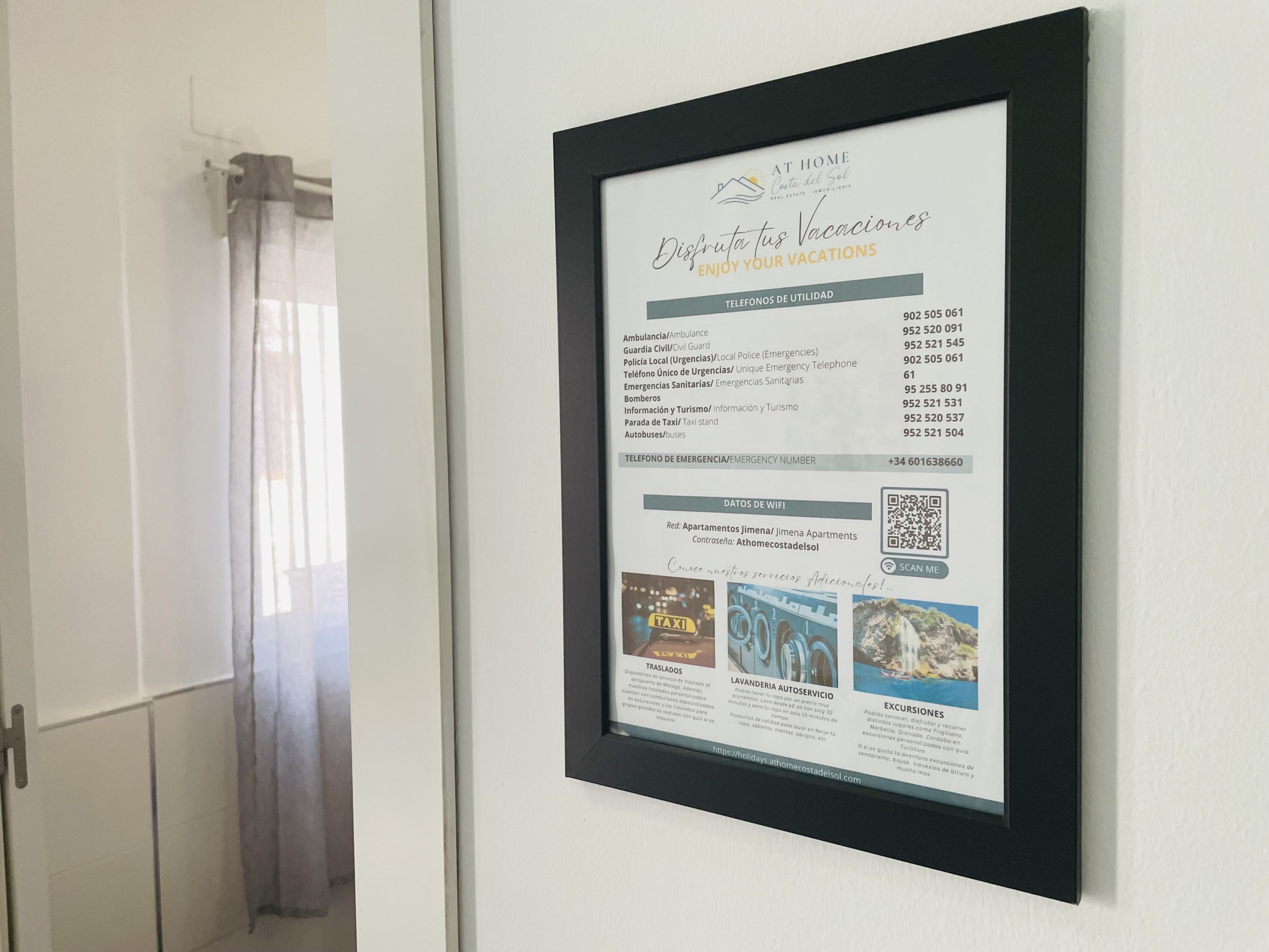 Een ingelijst informatief bericht met alarmnummers, WiFi-gegevens en een QR-code.