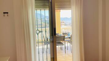 3 camere