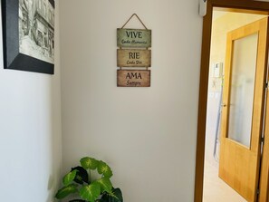 Una pared con tres letreros de madera con frases motivacionales en portugués.