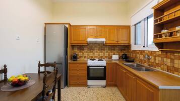 Een koelkast, een oven, een kookplaat, een koffiezetapparaat/waterkoker