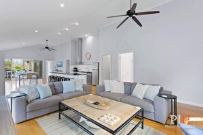 Télévision, lecteur de DVD, livres