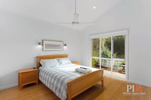 5 chambres, bureau, fer et planche à repasser, lit parapluie