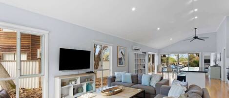 TV, DVD-spiller og bøker