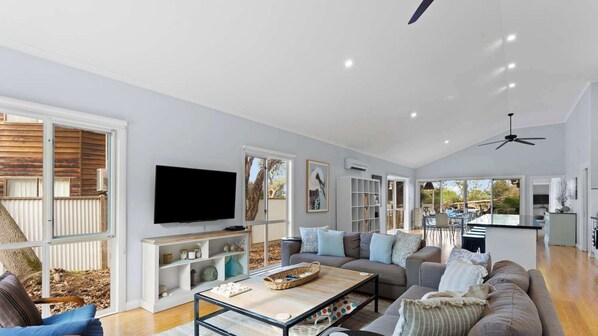 Télévision, lecteur de DVD, livres