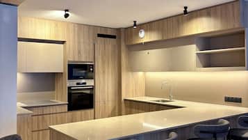 Leilighet – premium | Eget kjøkken | Mikrobølgeovn, ovn, kokeplater og oppvaskmaskin