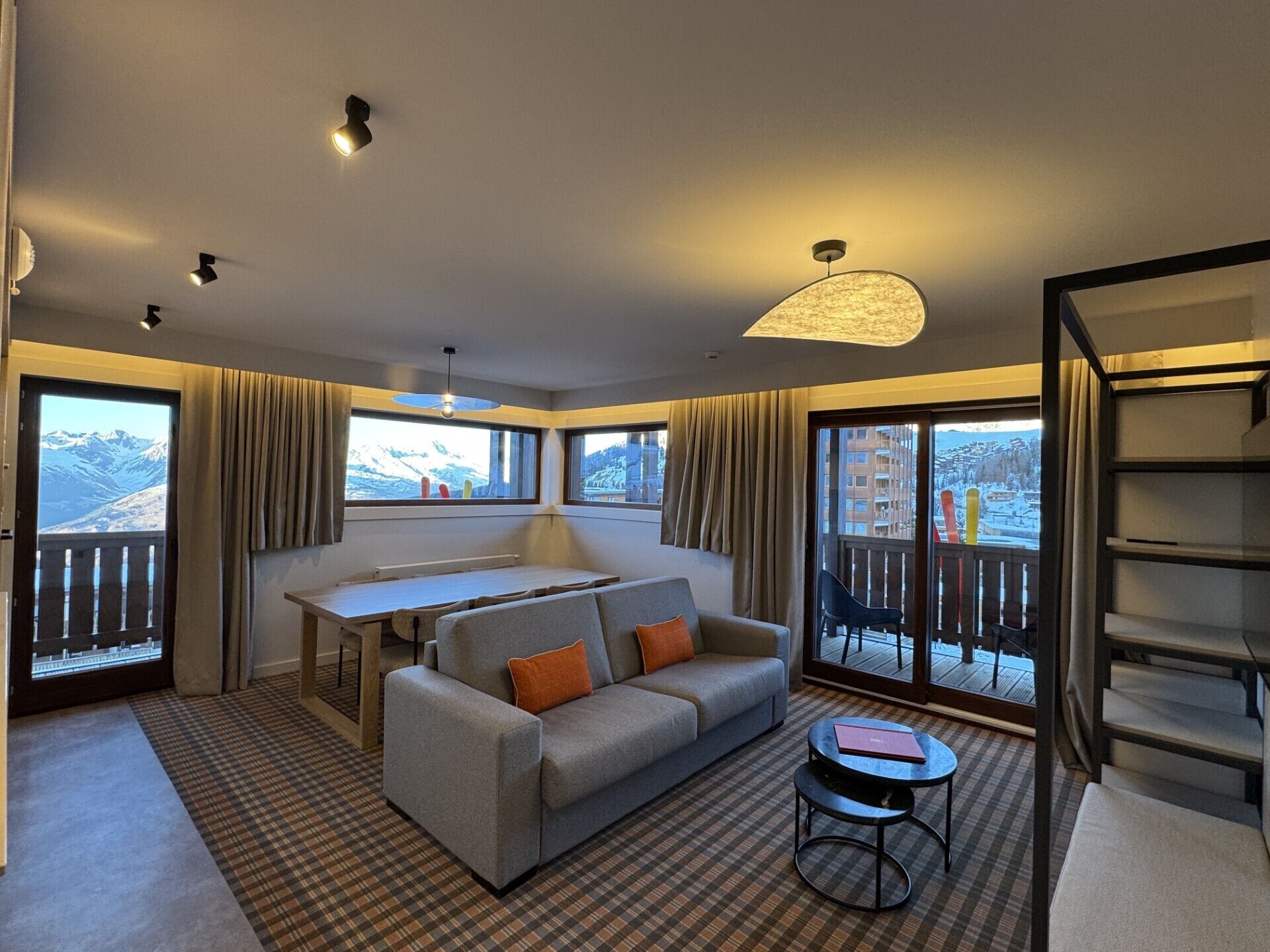 Comfort-Apartment | Wohnbereich | 36-cm-Smart-TV mit Satellitenempfang, Netflix, Streaming-Dienste