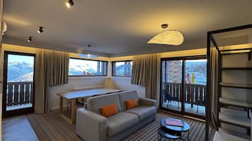 Departamento Confort | Área de sala de estar | Smart TV de 36 cm con canales vía satélite y Netflix