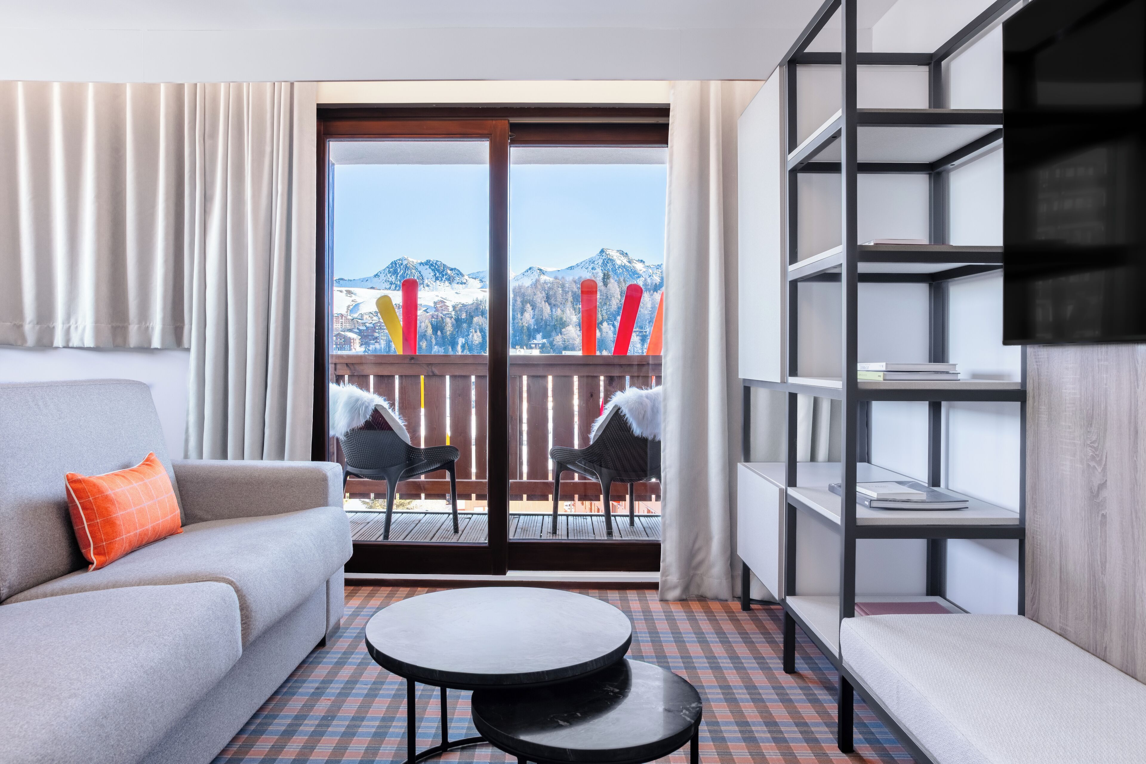 Leilighet – comfort | Oppholdsområde | En 36-centimeters smart-TV med Parabol-TV samt Netflix