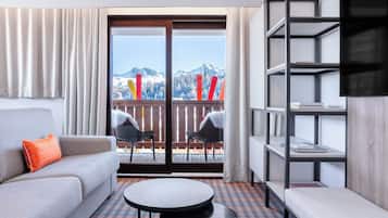 Leilighet – comfort | Oppholdsområde | En 36-centimeters smart-TV med Parabol-TV samt Netflix