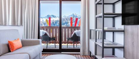 Comfort appartement | Woonruimte | Een 36-cm smart-tv met satellietzenders, Netflix en streamingdiensten