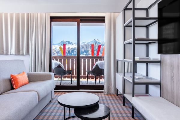 Comfort appartement | Woonruimte | Een 36-cm smart-tv met satellietzenders, Netflix en streamingdiensten