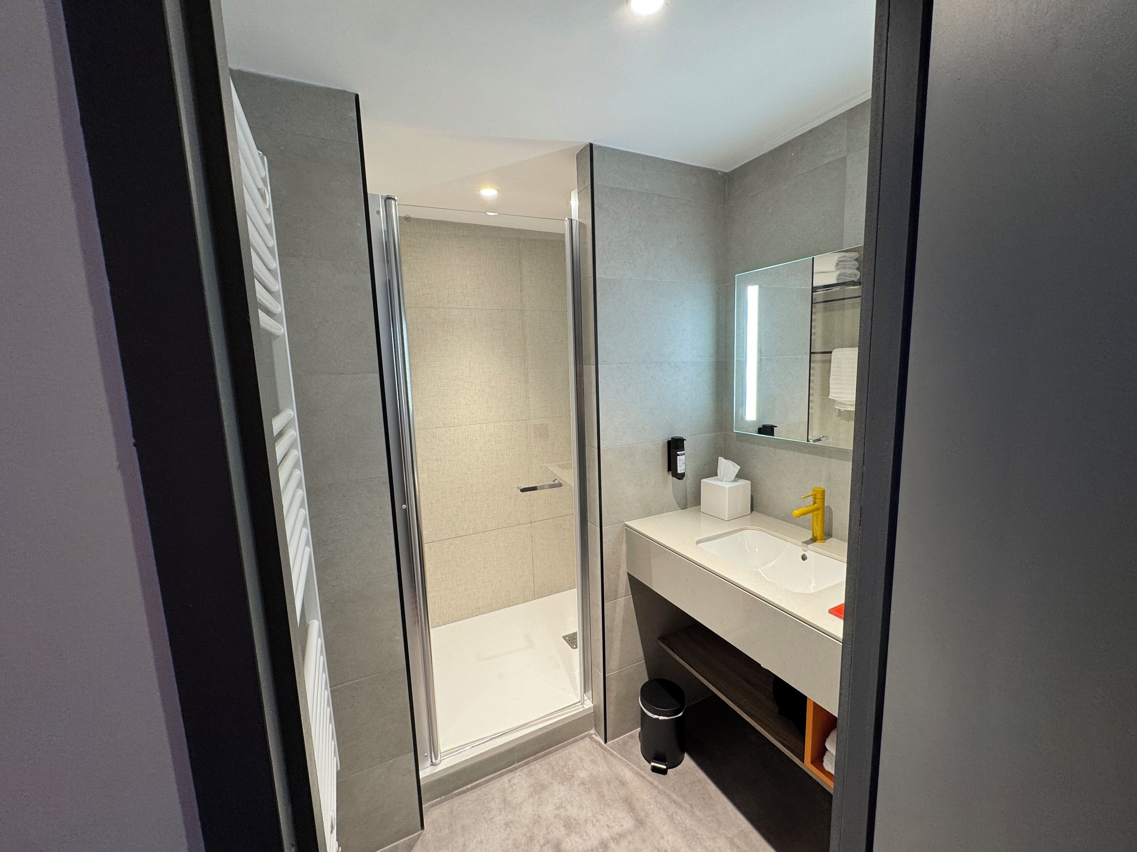 Douche, douche à « effet pluie », sèche-cheveux, serviettes fournies