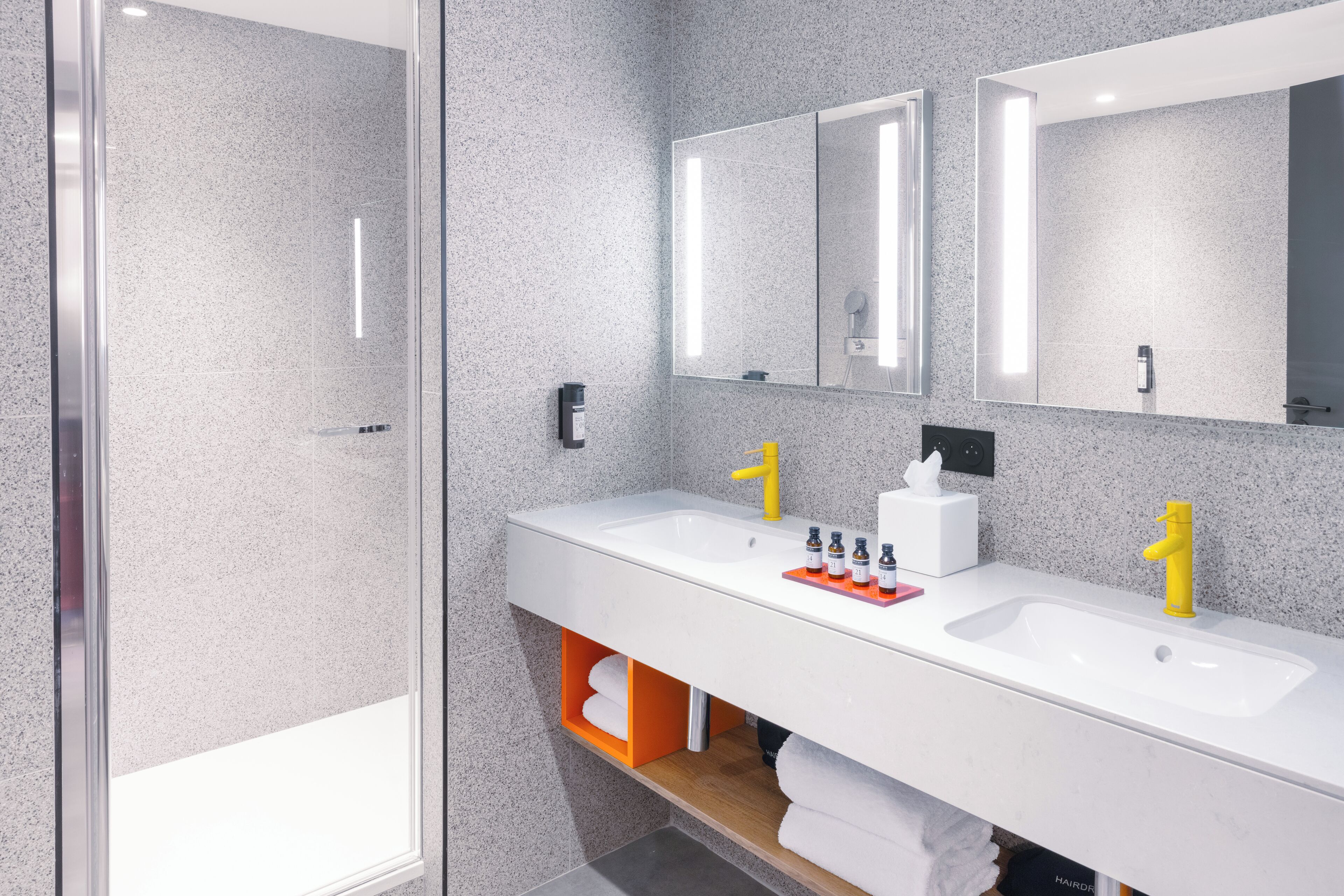 JUNIOR SUITE | Bathroom | Shower, hydromassage showerhead, hair dryer, towels
