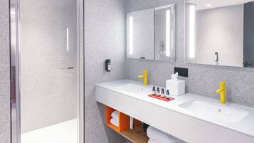 JUNIOR SUITE | Bathroom | Shower, hydromassage showerhead, hair dryer, towels