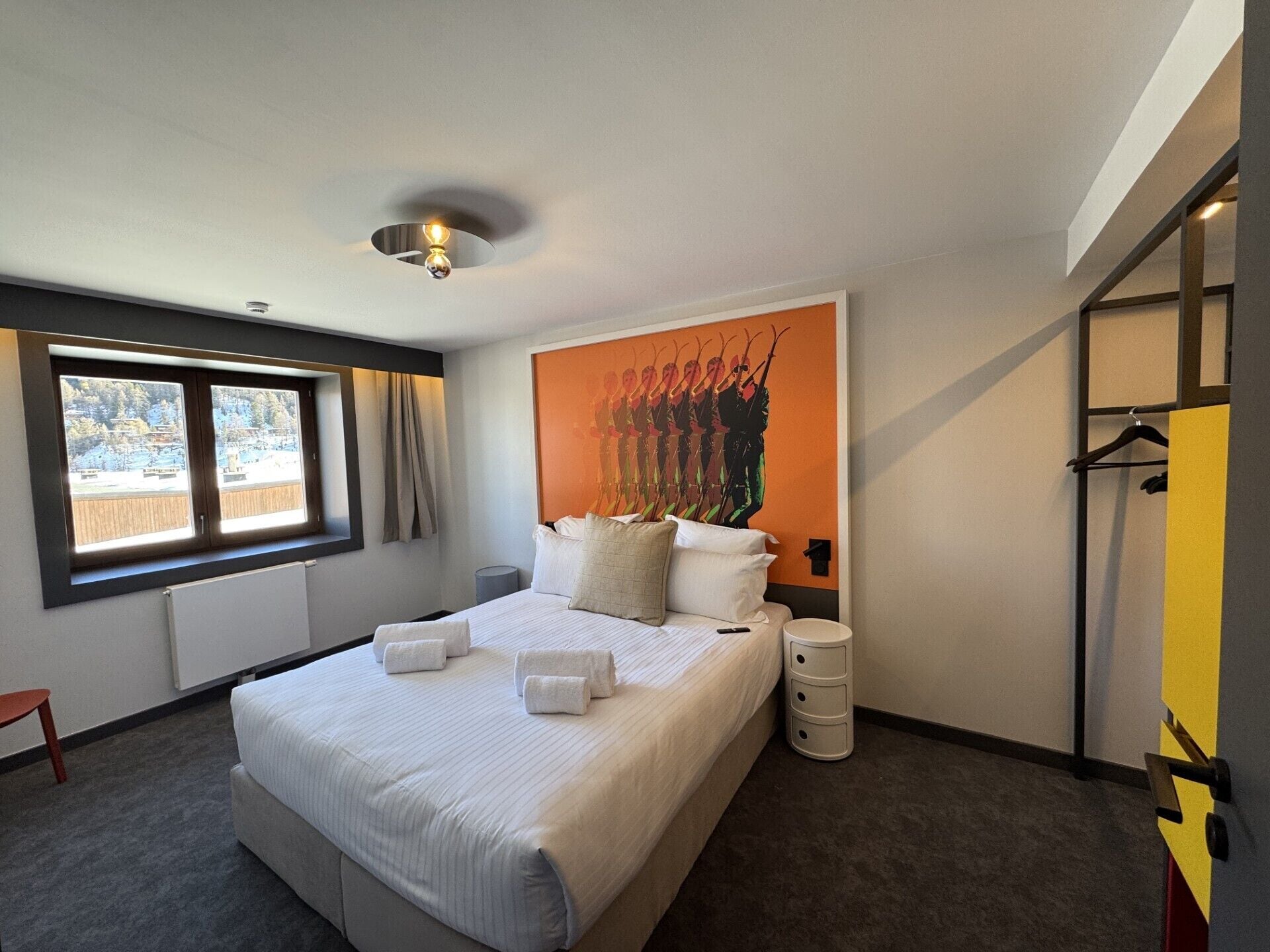 CHAMBRE CLUB EST | Sengetøy av topp kvalitet, safe på rommet og individuelt dekorert