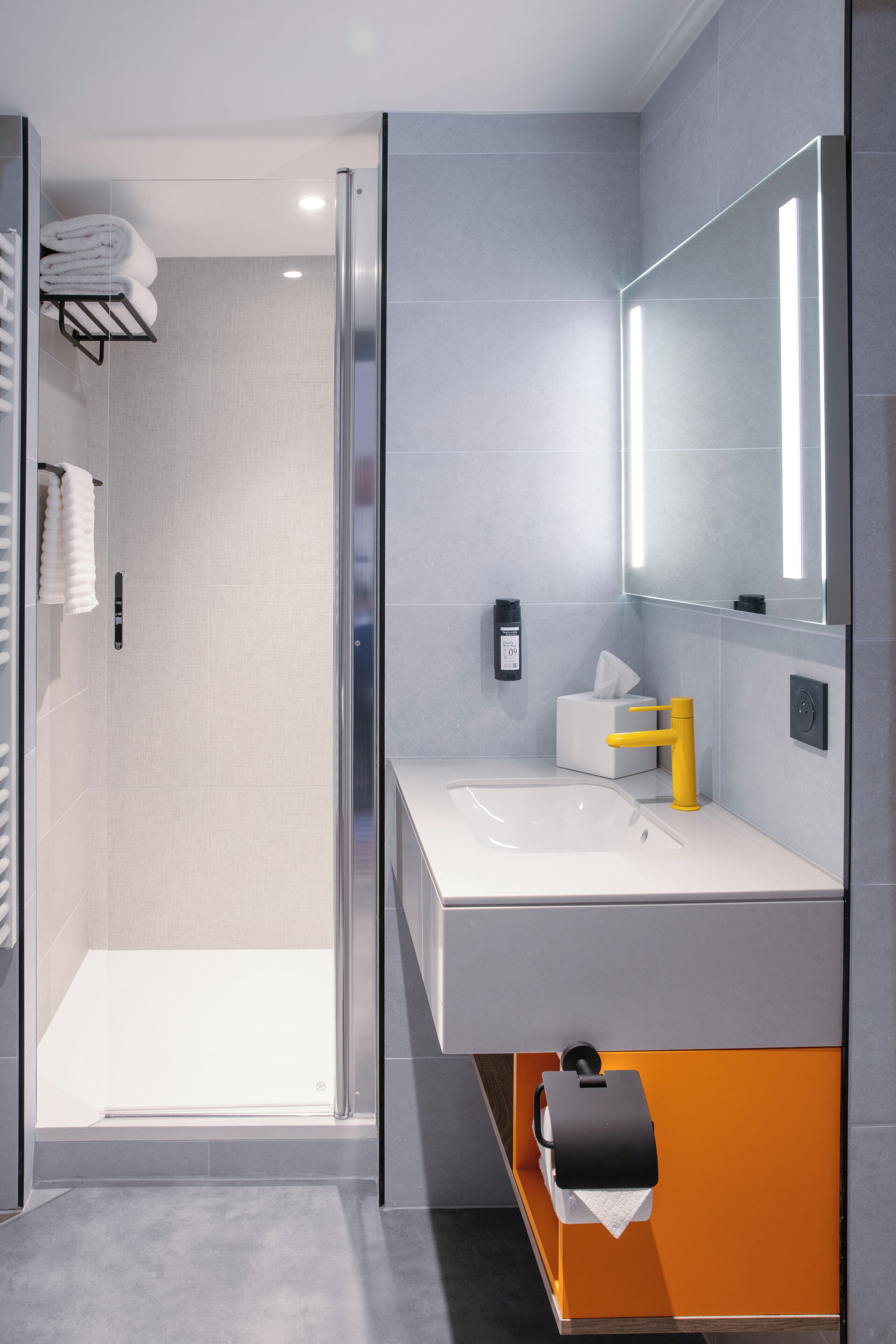 Chambre confort | Kylpyhuone | Suihku, hierova suihkupää, hiustenkuivaaja, pyyhkeet