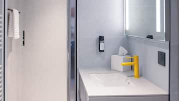 Chambre confort | Kylpyhuone | Suihku, hierova suihkupÀÀ, hiustenkuivaaja, pyyhkeet