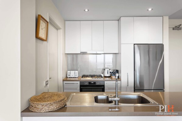 Réfrigérateur, four à micro-ondes, un four, surface de cuisson