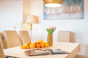 Dining - C apt w Terrace & sea View, 4 min Walk to Beach (Podstrana)