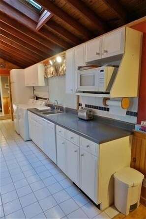 Cottage, 4 Bedrooms | Private kitchen