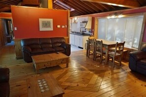 Cottage, 4 Bedrooms | Living area