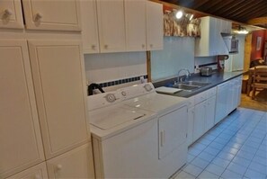 Cottage, 4 Bedrooms | Dapur peribadi | Peti sejuk, pembancuh kopi/teh, pembakar roti