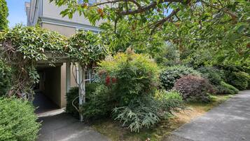 Condo, 2 Bedrooms | Property grounds