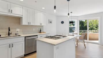Condo, 2 Bedrooms | Dapur peribadi | Peti sejuk, ketuhar, pembancuh kopi/teh, pembakar roti