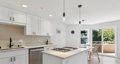 Walkable Seattle Gem Close To Everything 2 Bedroom Condo