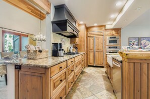 House, 3 Bedrooms | Private kitchen | Fridge, oven, coffee/tea maker, toaster