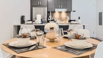 Kondominium, 2 kamar tidur | Tempat makan