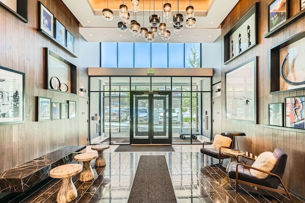 Condo, 2 Bedrooms | Lobi