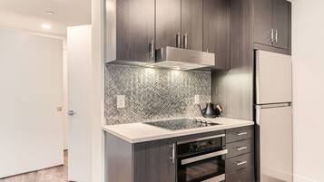 Condo, 2 Bedrooms | Private kitchen | Fridge, oven, coffee/tea maker, toaster