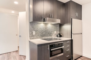 Condo, 2 Bedrooms | Dapur peribadi | Peti sejuk, ketuhar, pembancuh kopi/teh, pembakar roti