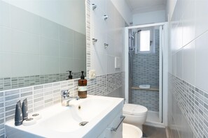 Shower, rainfall showerhead, free toiletries, towels - Casa Assunta (Rome)