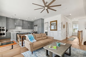 Maison, 5 chambres | Coin séjour | TV connectée