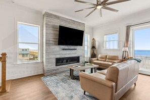 House, 5 Bedrooms | Living area