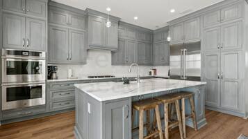 House, 5 Bedrooms | Private kitchen | Fridge, oven, coffee/tea maker, toaster