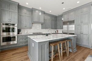 House, 5 Bedrooms | Private kitchen | Fridge, oven, coffee/tea maker, toaster