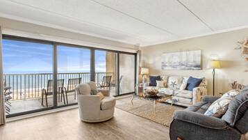 Condo, 3 Bedrooms | Living area