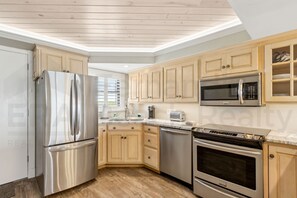 Condo, 3 Bedrooms | Private kitchen | Fridge, oven
