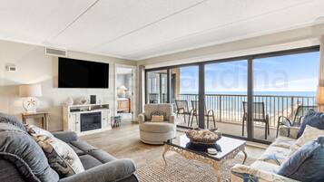 Condo, 3 Bedrooms | Living area