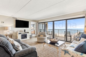 Condo, 3 Bedrooms | Living area