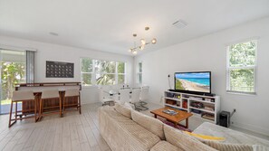 獨棟房屋, 4 間臥室 | 起居區 | 智慧型電視