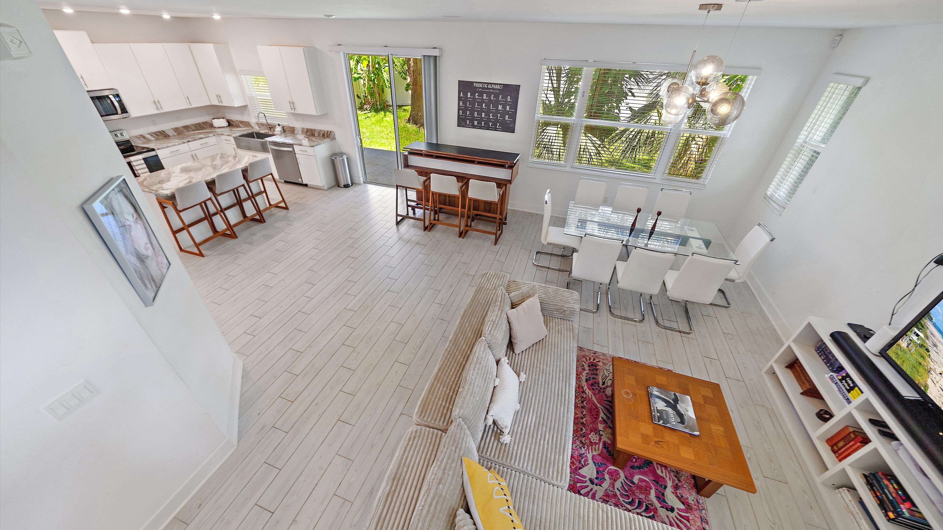 Nhà, 4 phòng ngủ | Khu phòng khách | Smart TV 