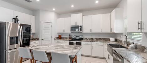 House, 4 Bedrooms | Private kitchen | Fridge, toaster