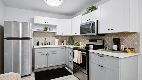 Réfrigérateur, micro-ondes, four, plaque de cuisson