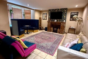 TV, fireplace
